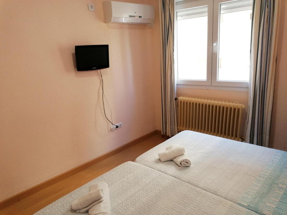 Hostal Hernan Cortes Caces Exterior foto