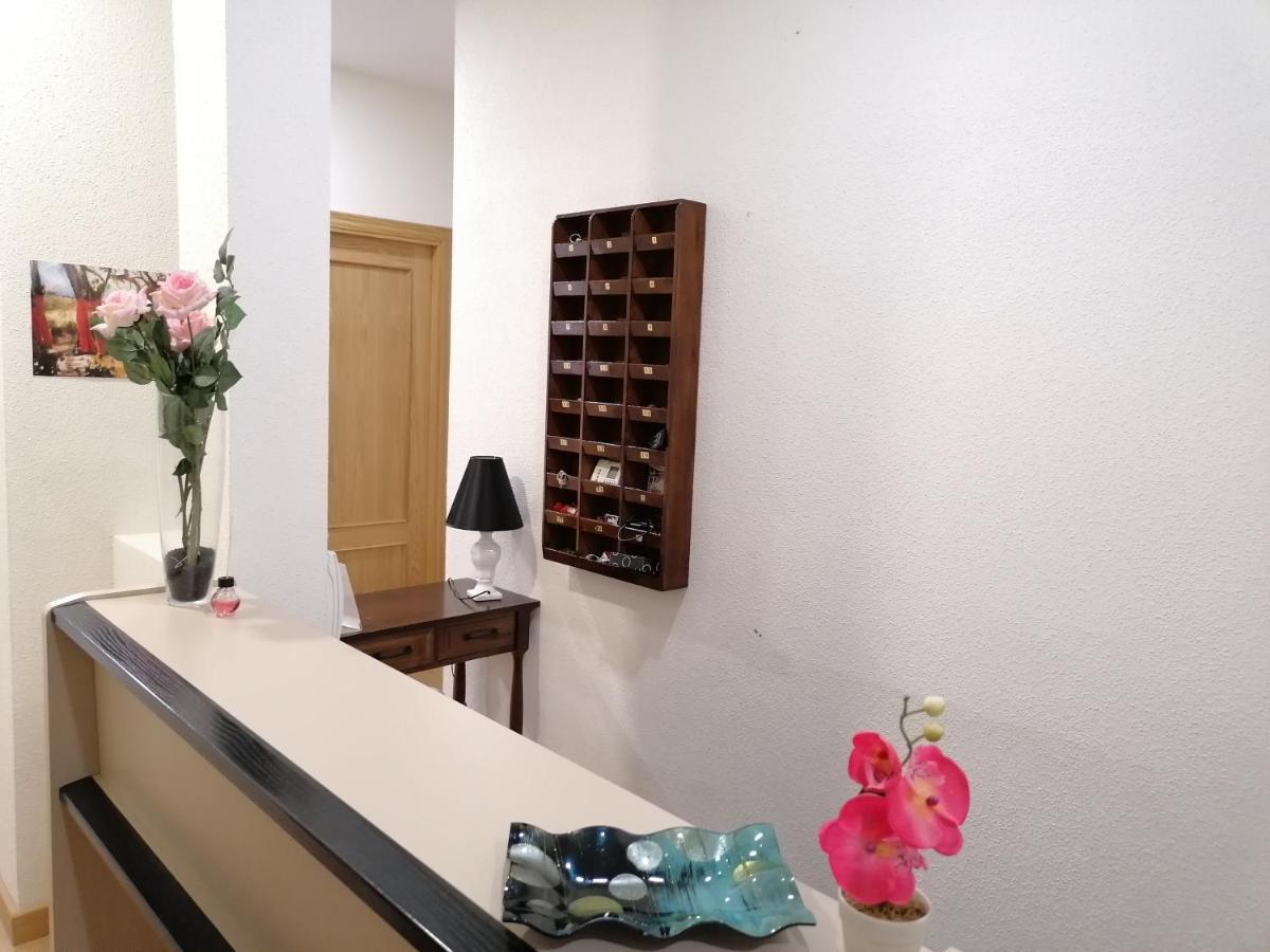 Hostal Hernan Cortes Caces Exterior foto