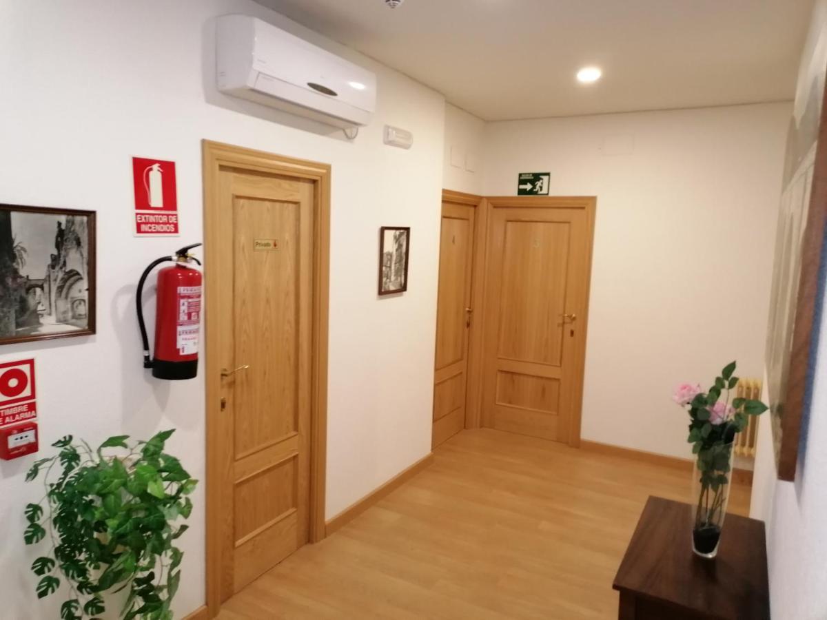 Hostal Hernan Cortes Caces Exterior foto
