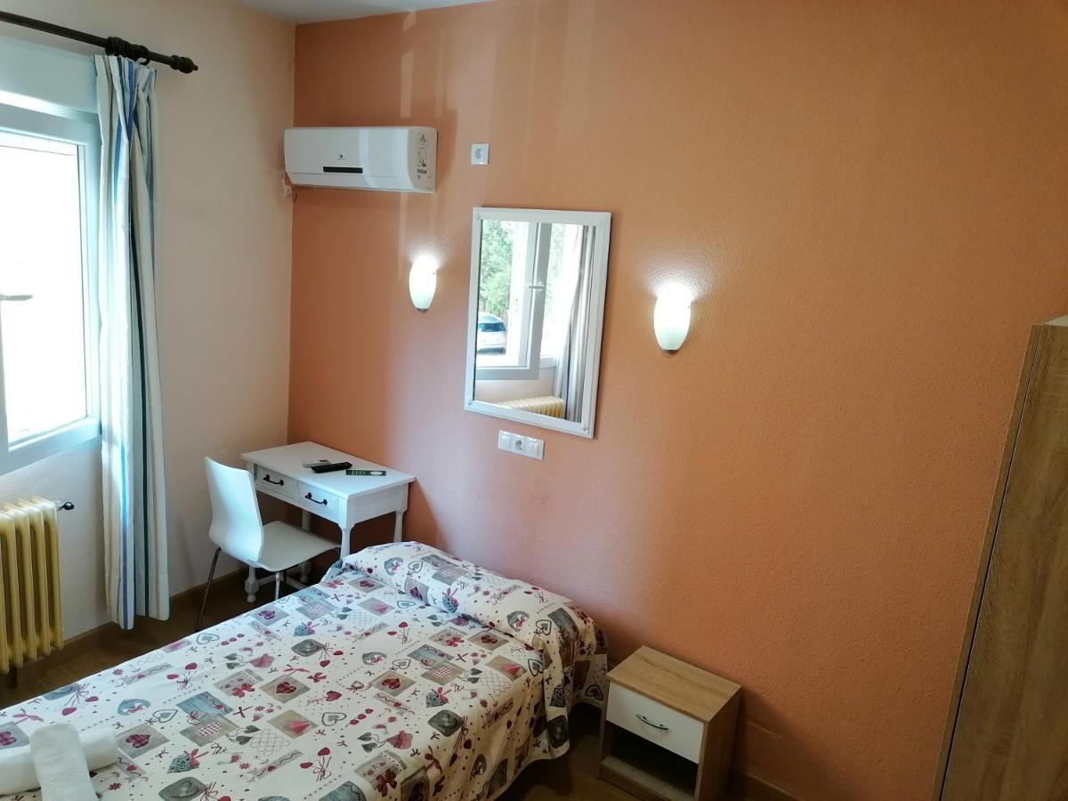Hostal Hernan Cortes Caces Exterior foto