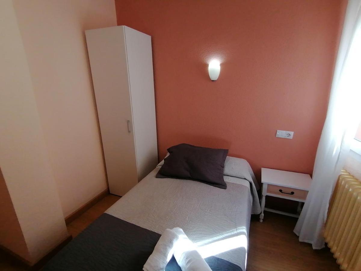 Hostal Hernan Cortes Caces Exterior foto