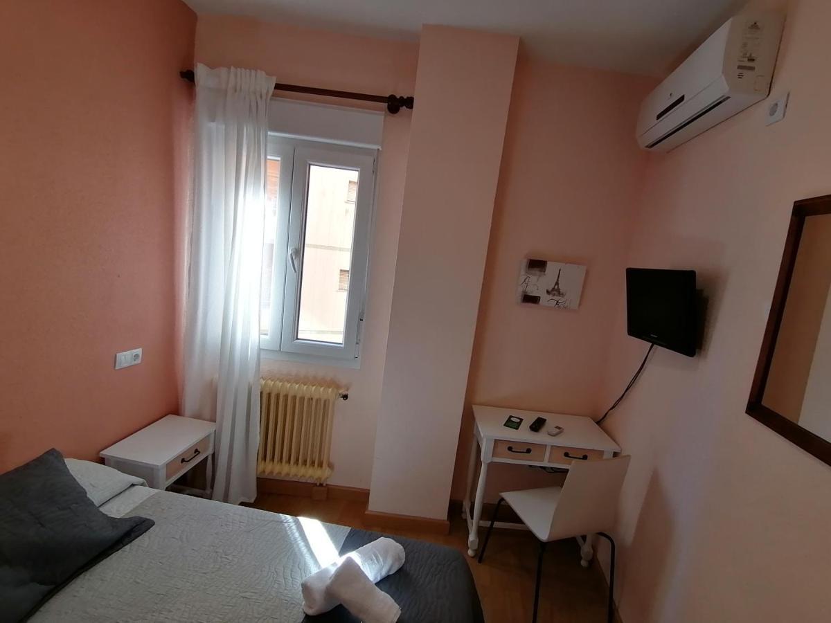 Hostal Hernan Cortes Caces Exterior foto