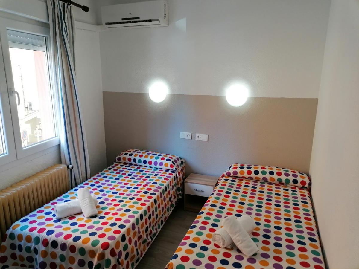 Hostal Hernan Cortes Caces Exterior foto