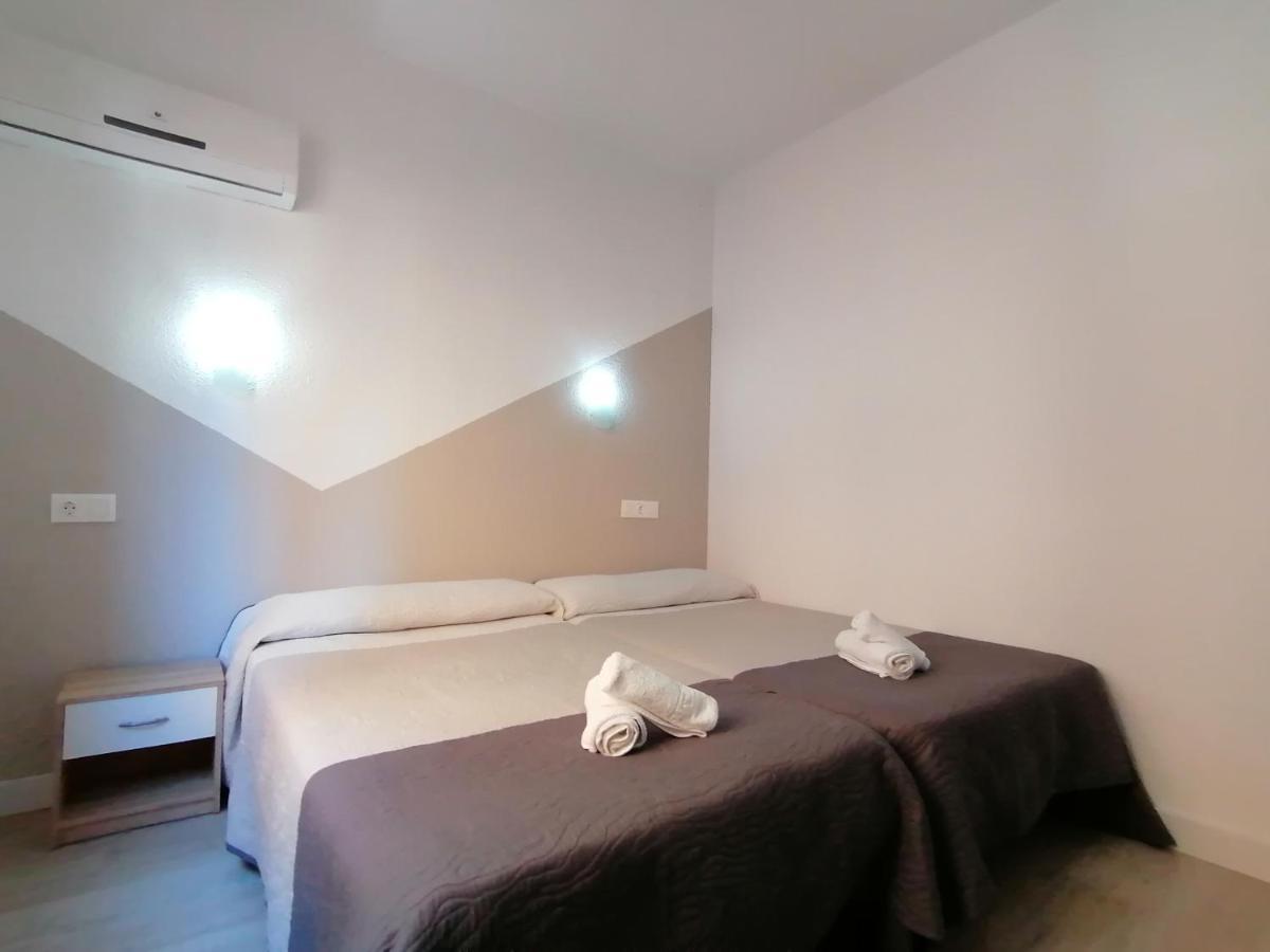 Hostal Hernan Cortes Caces Exterior foto