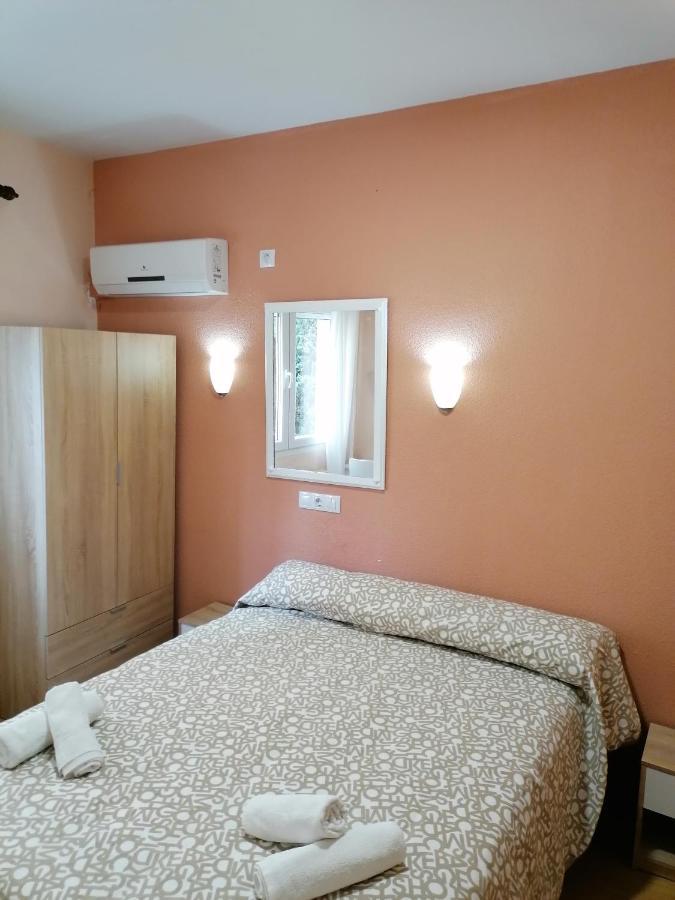 Hostal Hernan Cortes Caces Exterior foto
