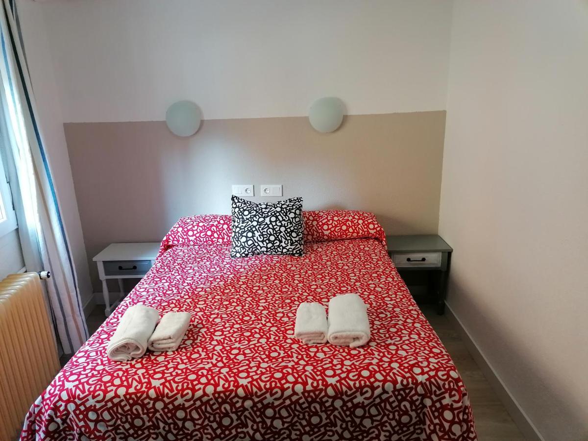 Hostal Hernan Cortes Caces Exterior foto