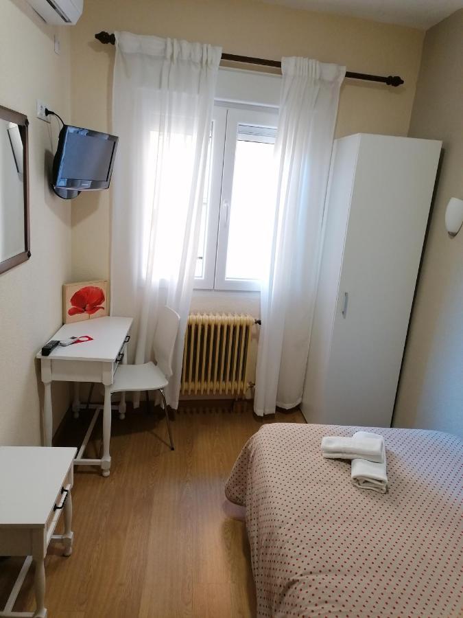 Hostal Hernan Cortes Caces Exterior foto