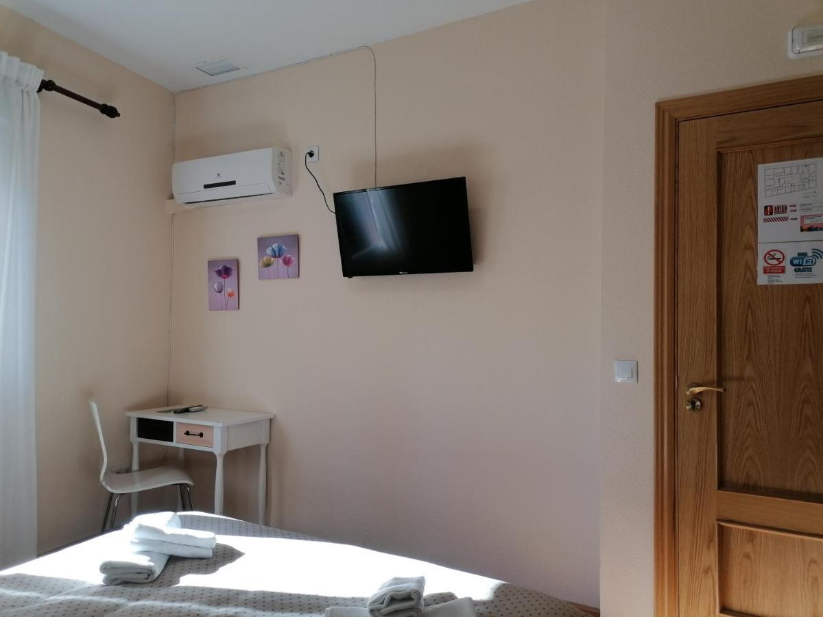Hostal Hernan Cortes Caces Exterior foto