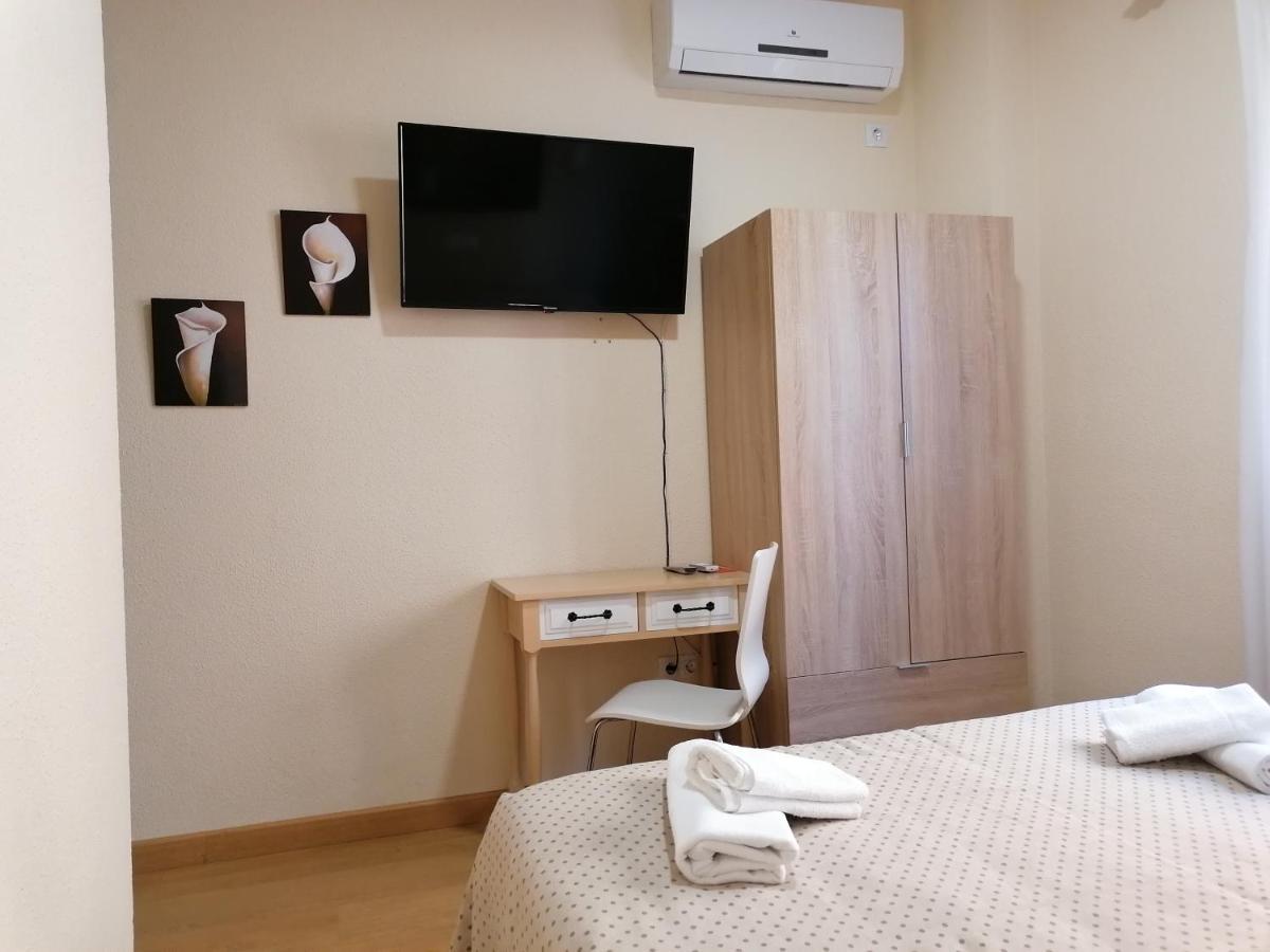 Hostal Hernan Cortes Caces Exterior foto