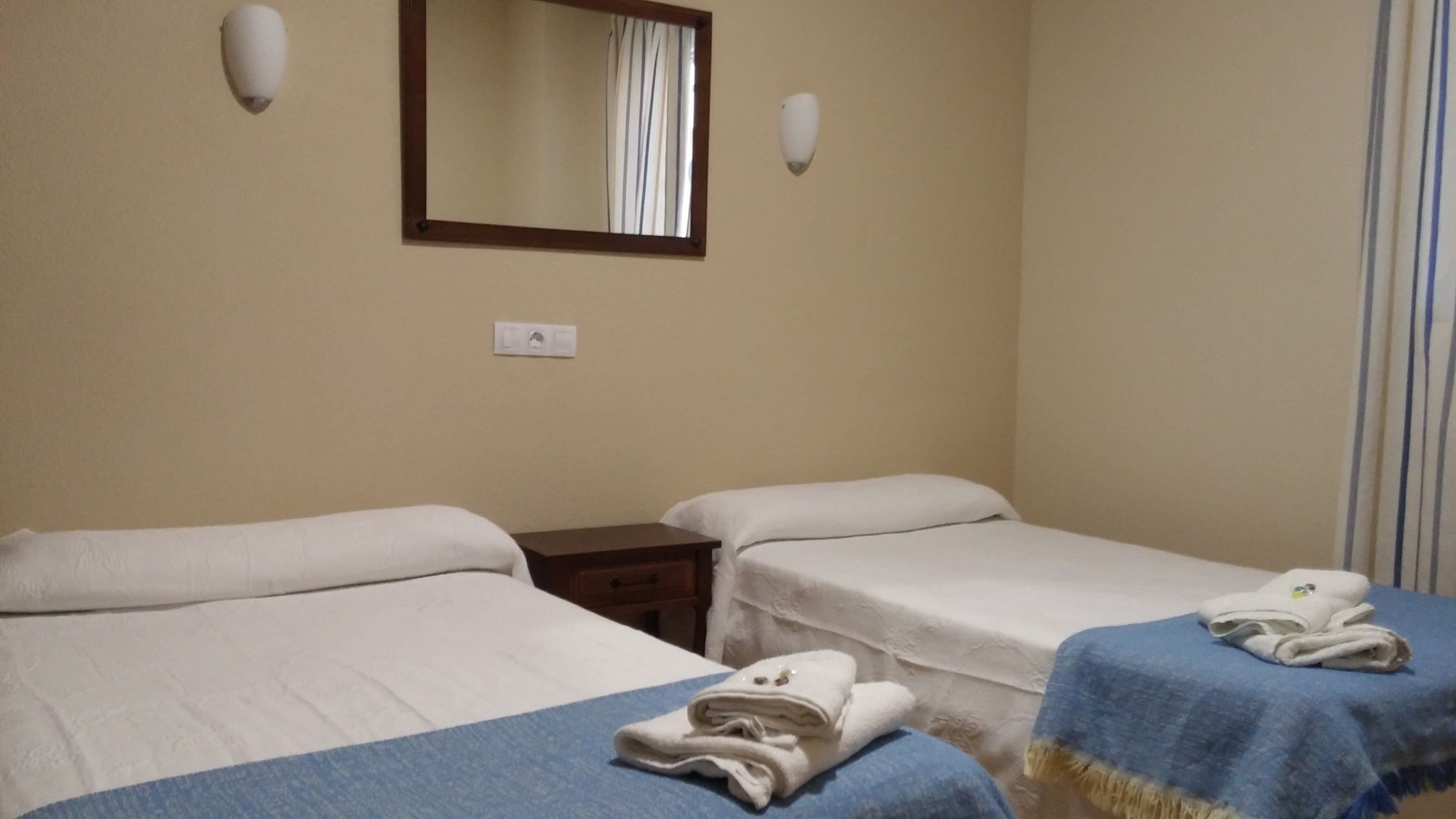 Hostal Hernan Cortes Caces Exterior foto